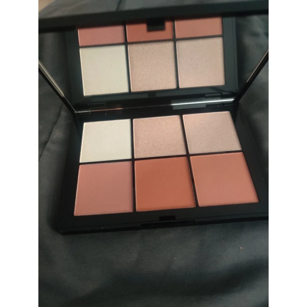 Doucce Posh Powder Palette Blush and Highlighter Face Palette 6 Shades New